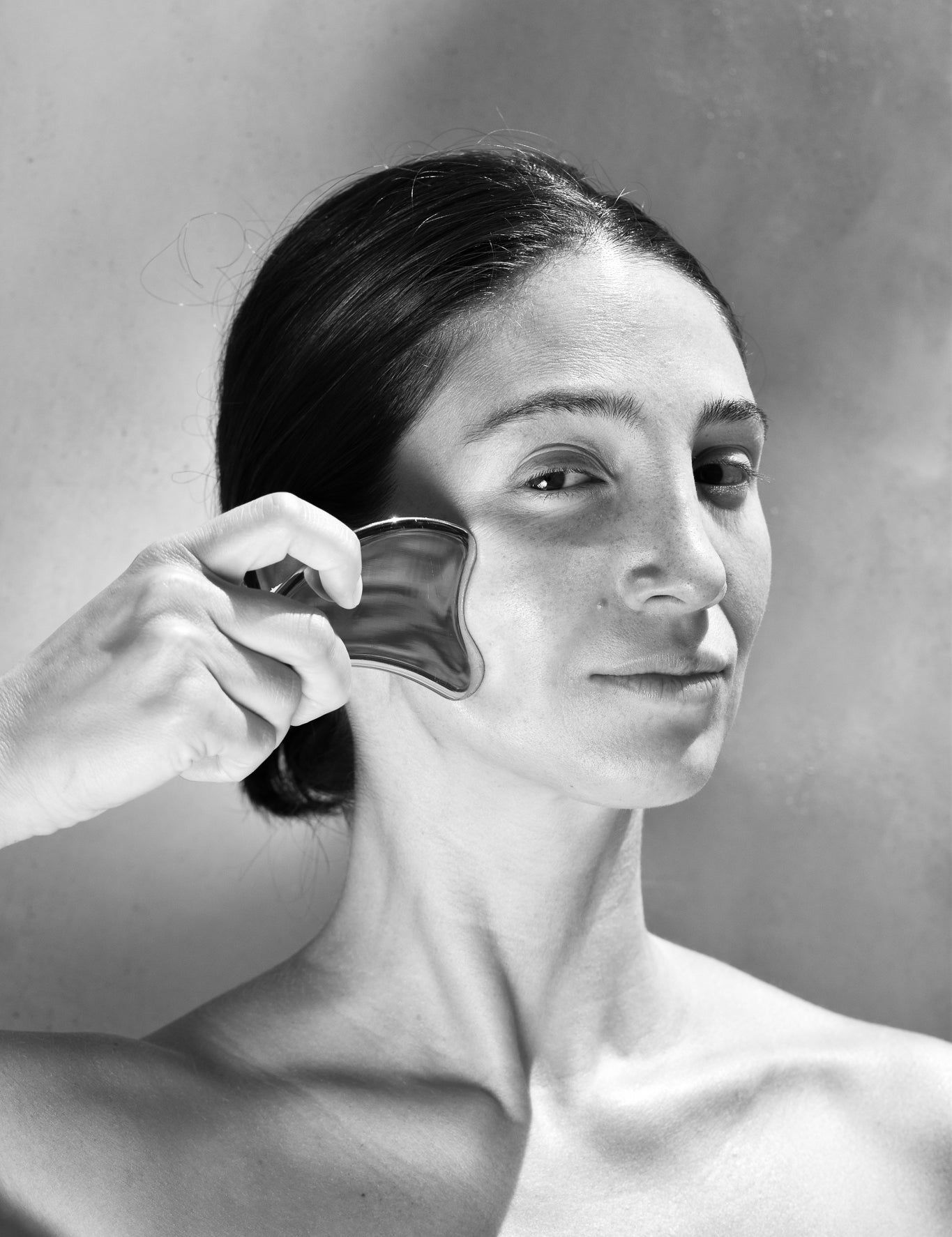 Unlocking the Secrets of Gua Sha: How to Use It and Its Incredible Benefits